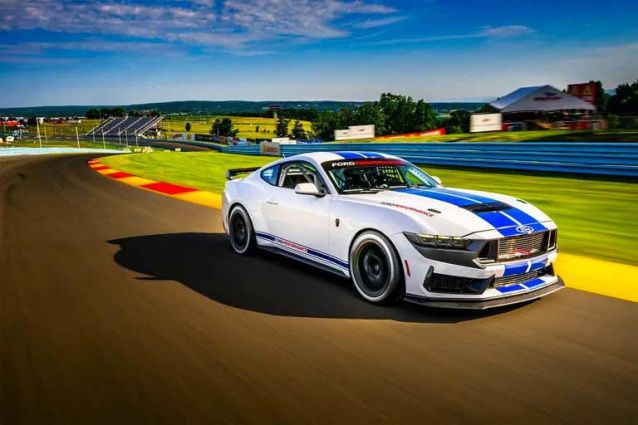 Mustang Dark Horse R sur circuit