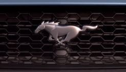 Logo de Ford Mustang sur calandre avant