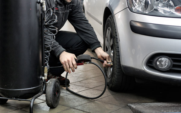 Révision auto : fréquence pour contrôler l'état des pneumatiques